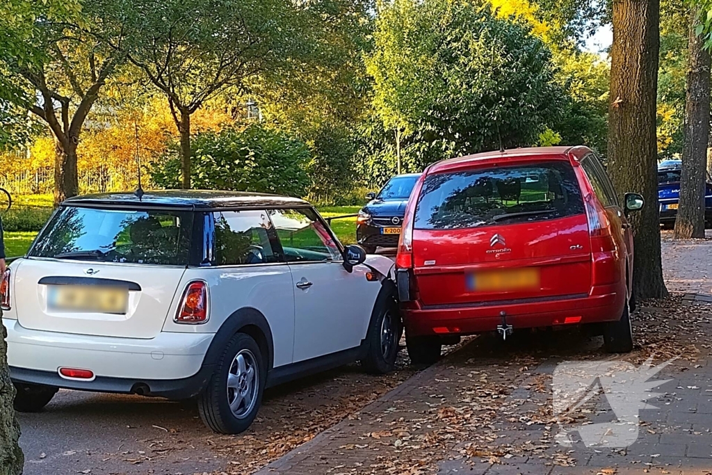 Auto botst tegen geparkeerde auto op