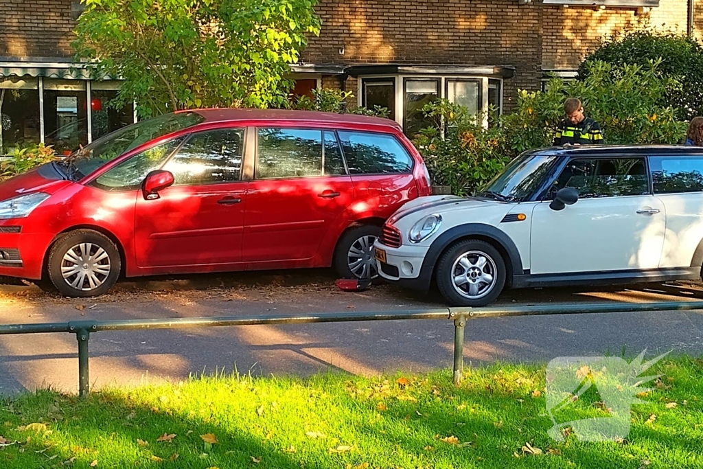 Auto botst tegen geparkeerde auto op