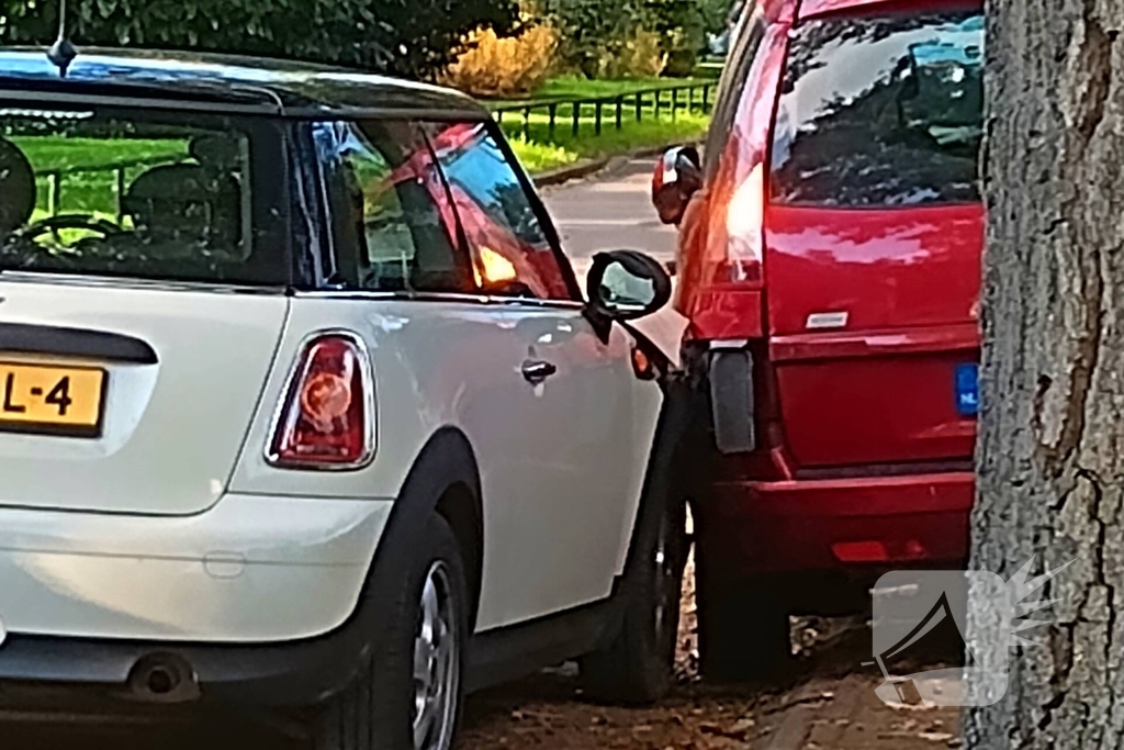 Auto botst tegen geparkeerde auto op