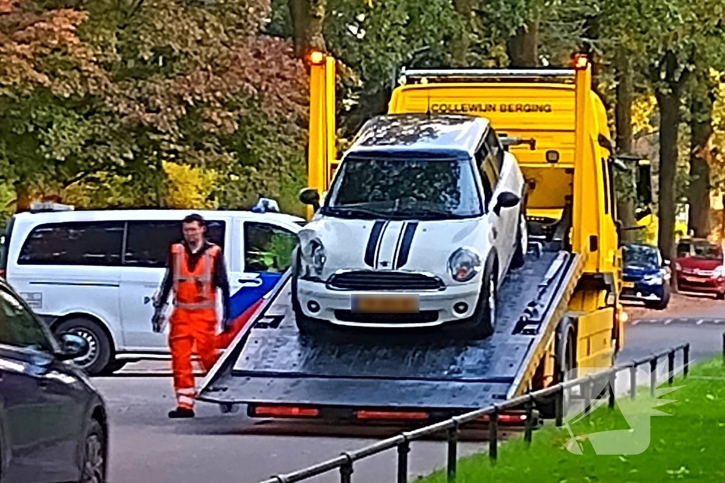 Auto botst tegen geparkeerde auto op