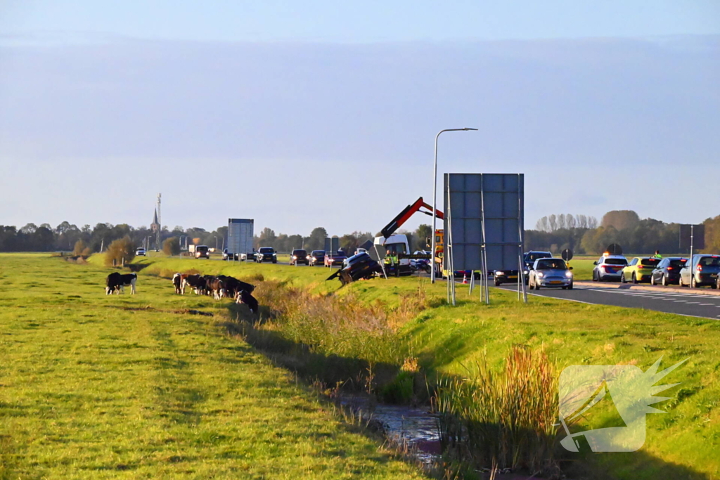 Automobilist raakt van de weg belandt in sloot