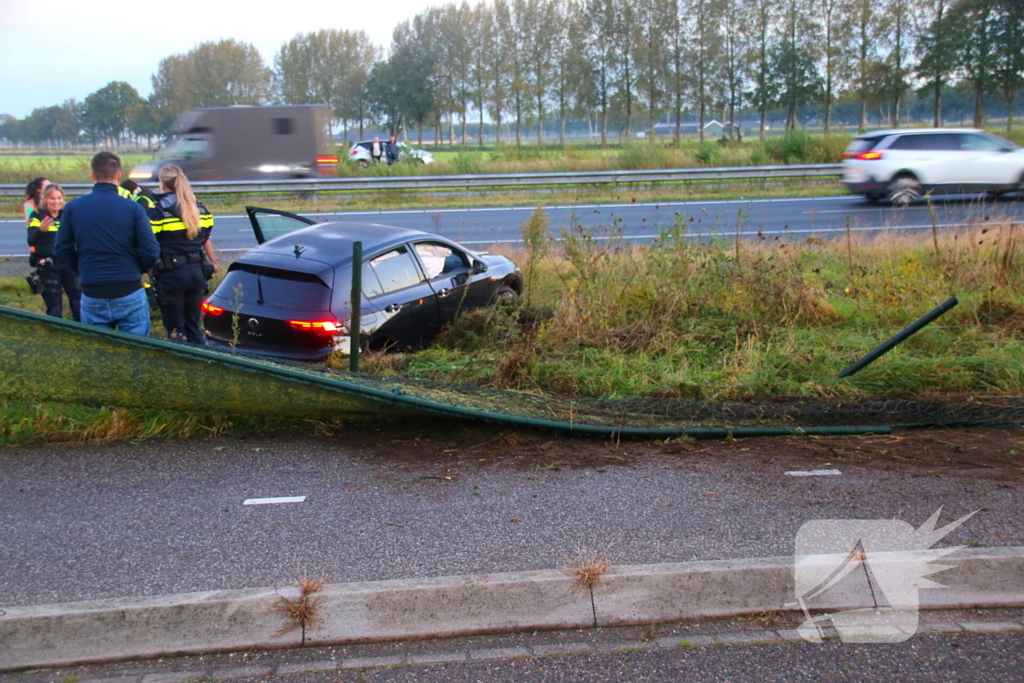 Gewonde en ravage na botsing op snelweg, auto komt op fietspad tot stilstand