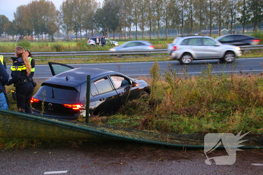 Gewonde en ravage na botsing op snelweg, auto komt op fietspad tot stilstand