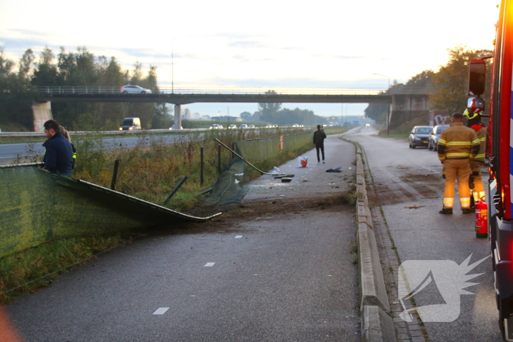 Gewonde en ravage na botsing op snelweg, auto komt op fietspad tot stilstand