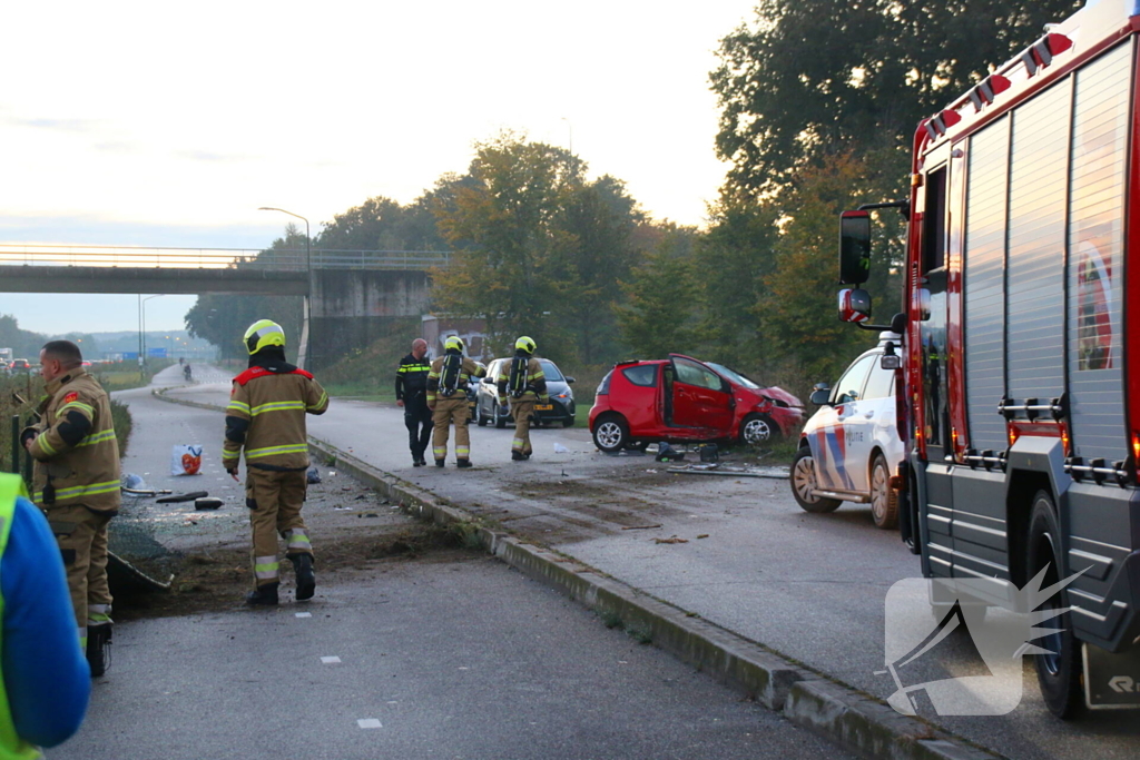 Gewonde en ravage na botsing op snelweg, auto komt op fietspad tot stilstand