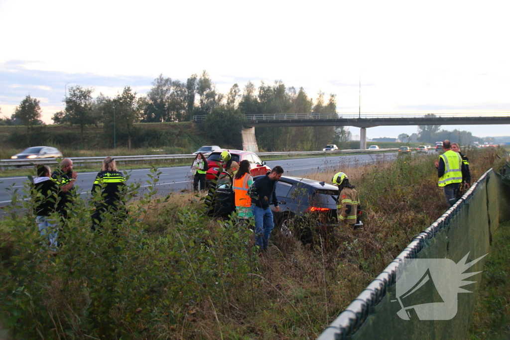 Gewonde en ravage na botsing op snelweg, auto komt op fietspad tot stilstand