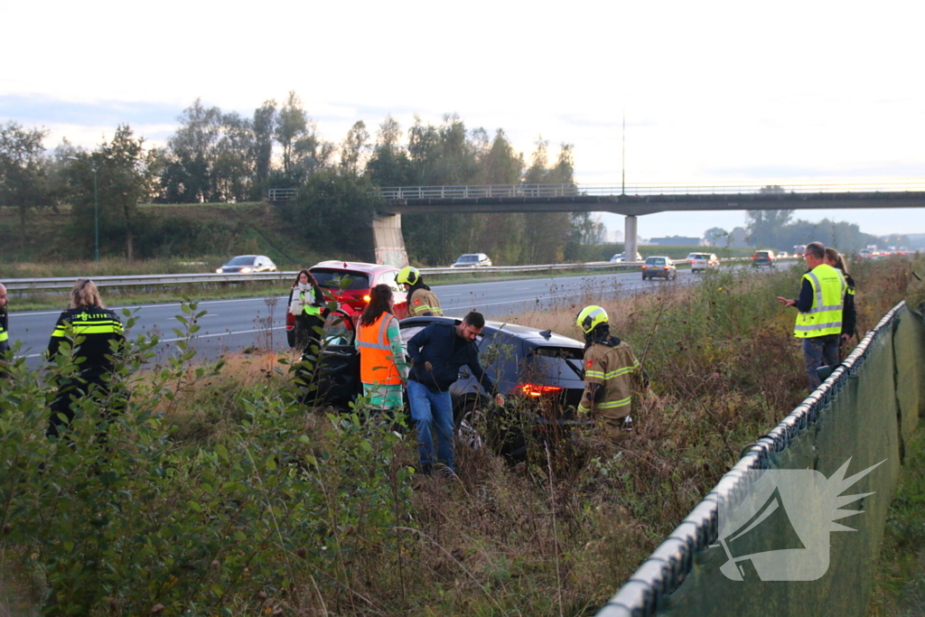 Gewonde en ravage na botsing op snelweg, auto komt op fietspad tot stilstand