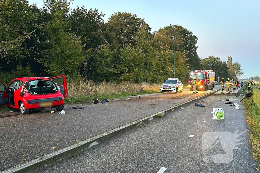 Gewonde en ravage na botsing op snelweg, auto komt op fietspad tot stilstand