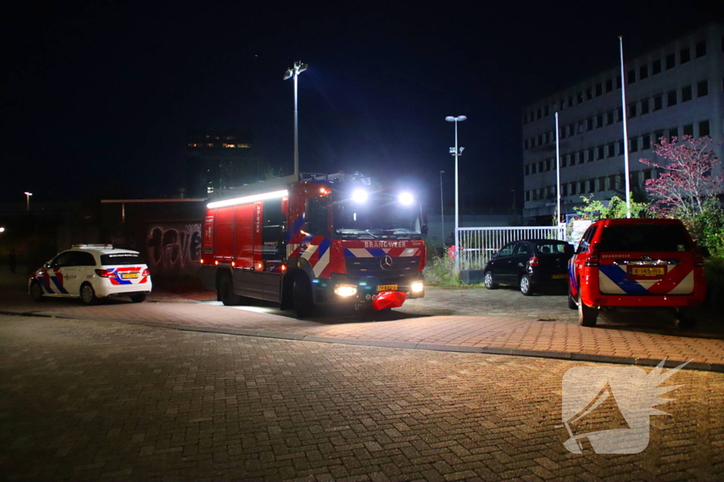 Luchtbehandelingskast bij slooppand vliegt in brand