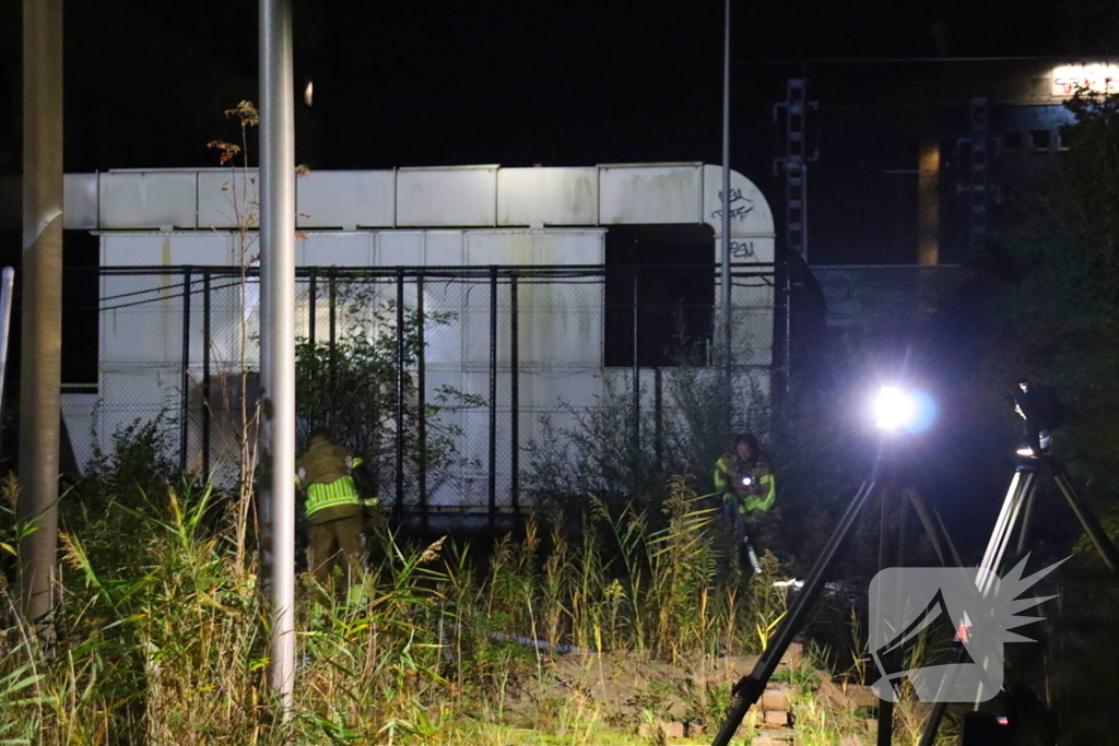 Luchtbehandelingskast bij slooppand vliegt in brand