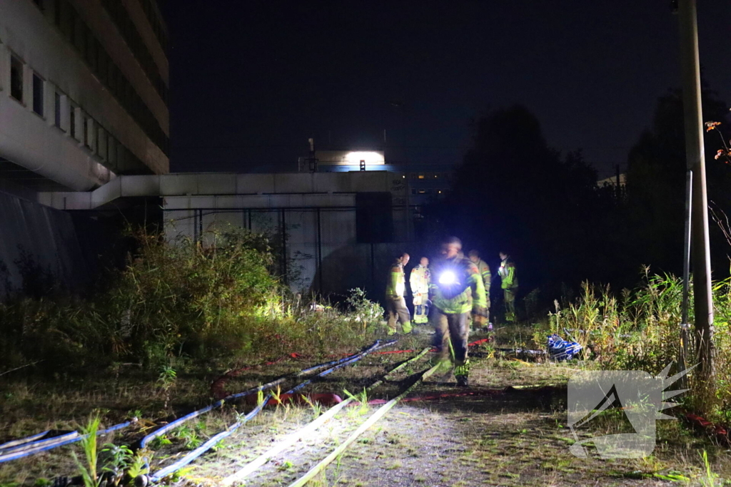 Luchtbehandelingskast bij slooppand vliegt in brand