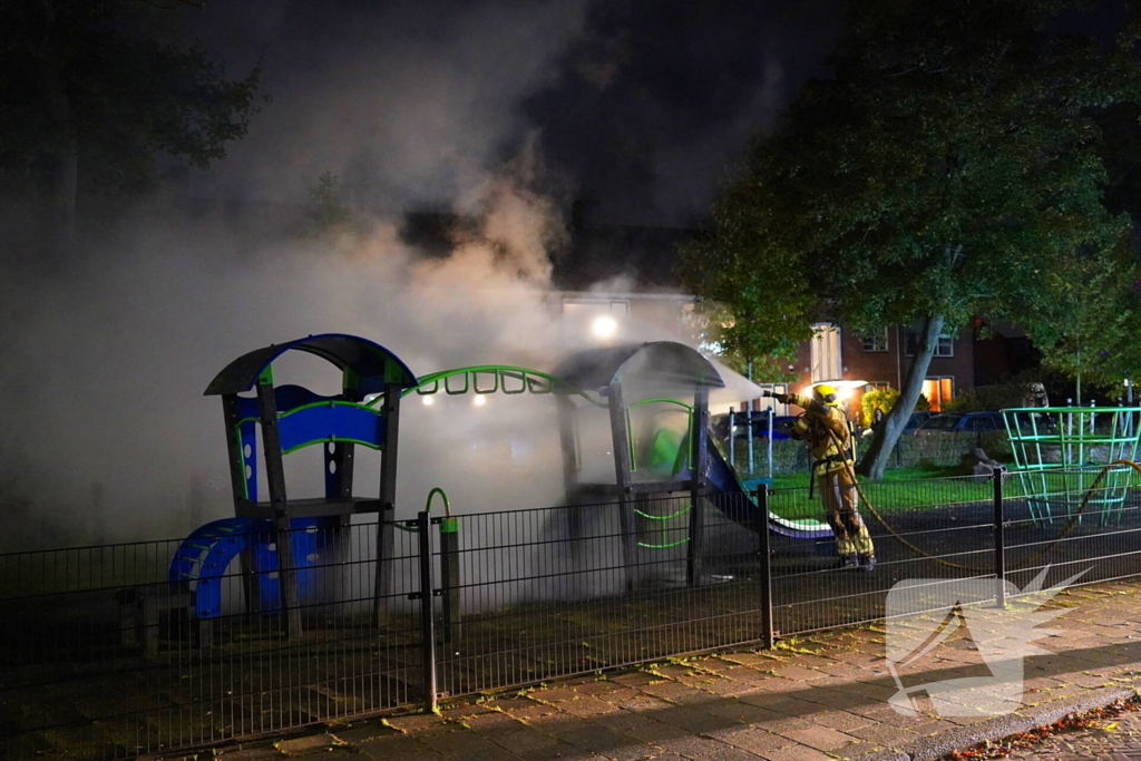 Brandstichting in speeltuin, glijbaan gaat in vlammen op