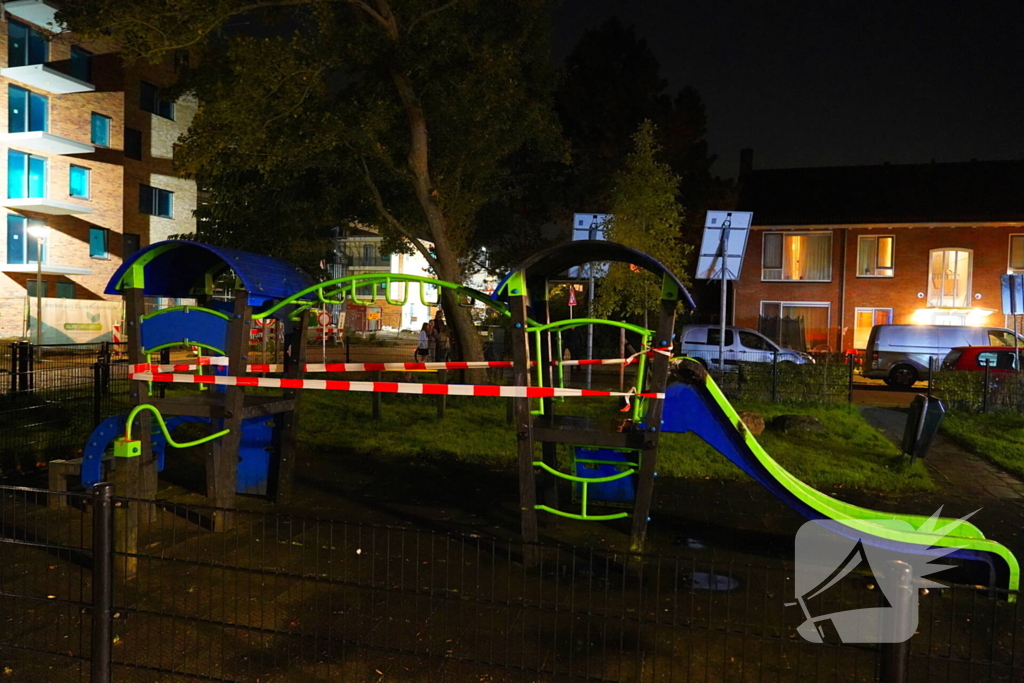 Brandstichting in speeltuin, glijbaan gaat in vlammen op