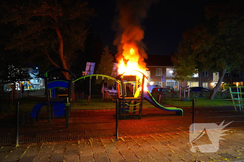 Brandstichting in speeltuin, glijbaan gaat in vlammen op