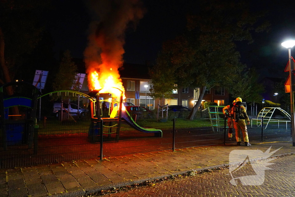 Brandstichting in speeltuin, glijbaan gaat in vlammen op