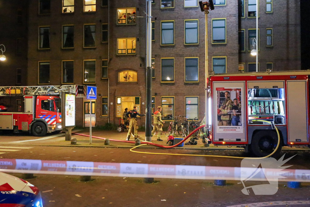 Rook- en waterschade in woning door brand in gordijn