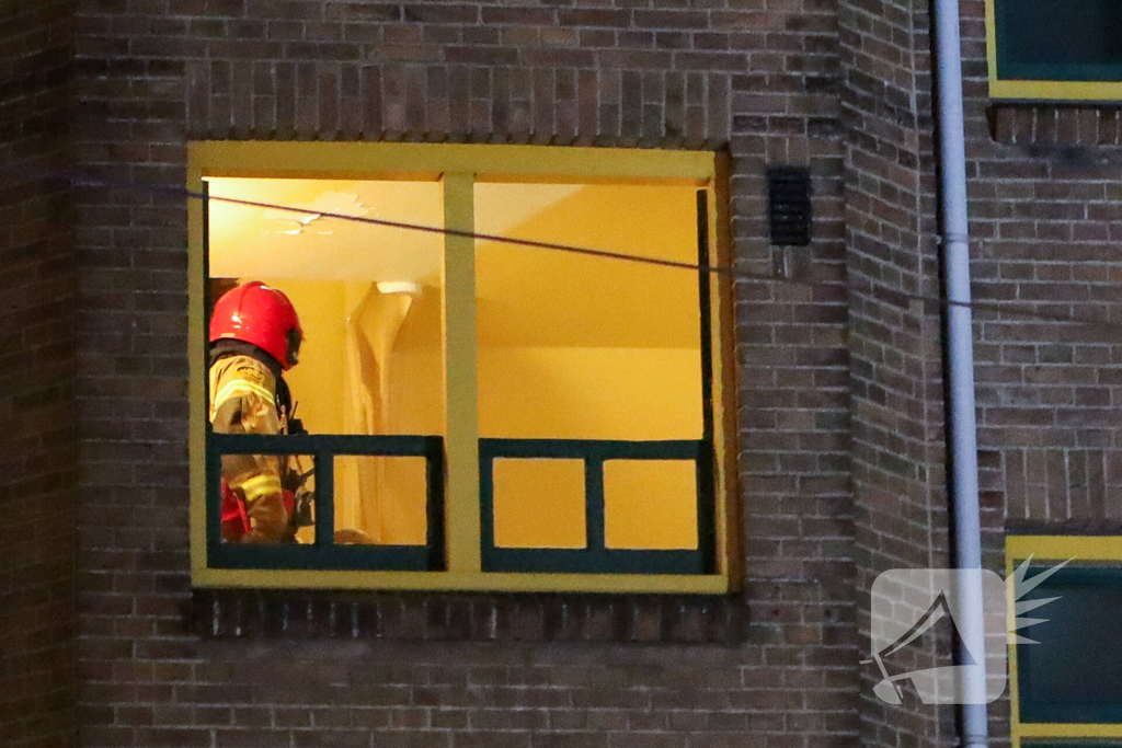 Rook- en waterschade in woning door brand in gordijn