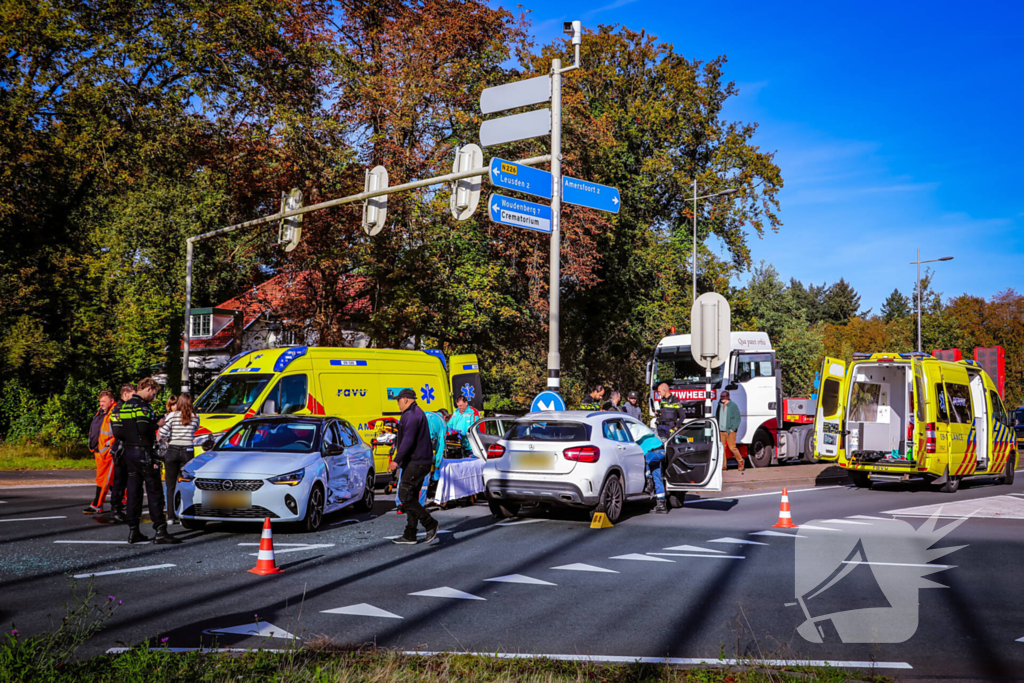 Twee auto's botsen op kruispunt