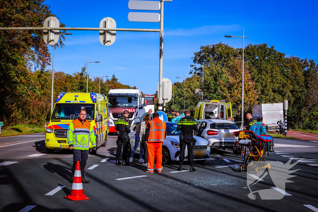 Twee auto's botsen op kruispunt