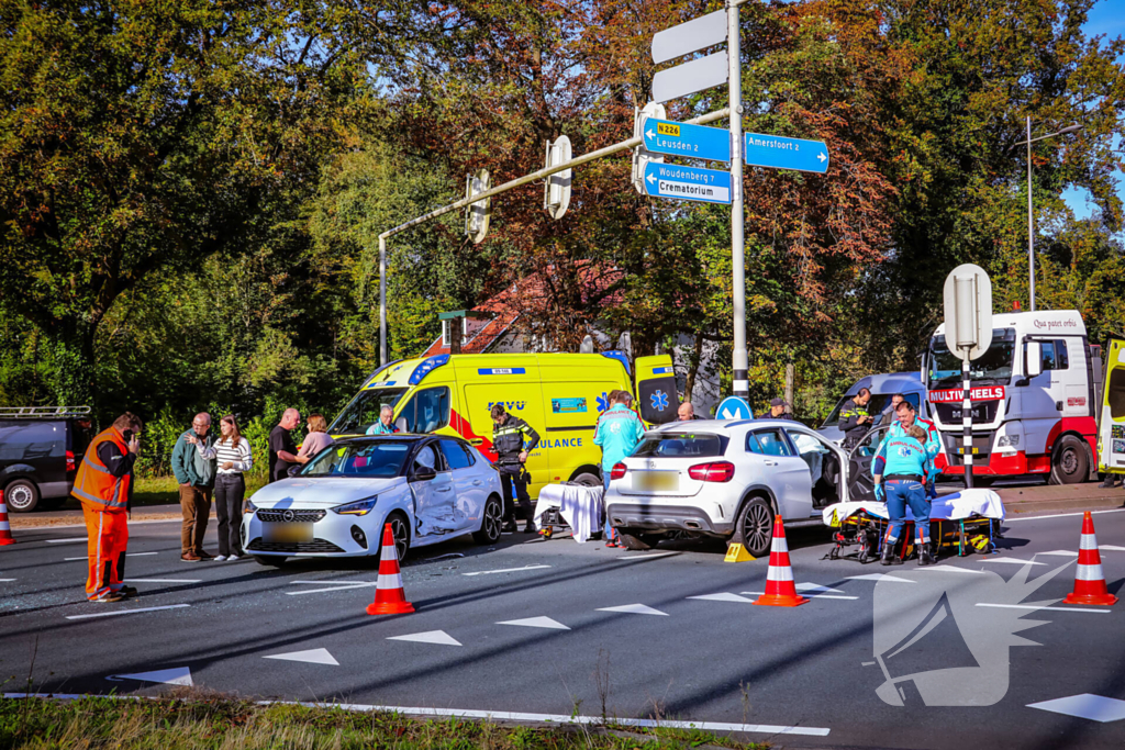 Twee auto's botsen op kruispunt