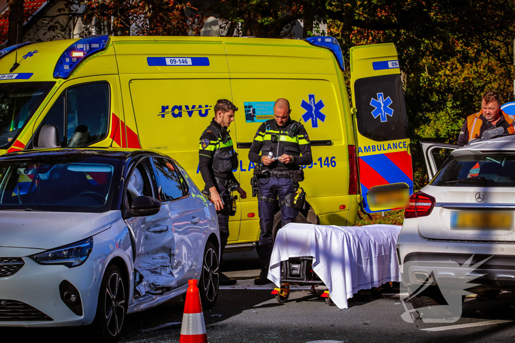 Twee auto's botsen op kruispunt