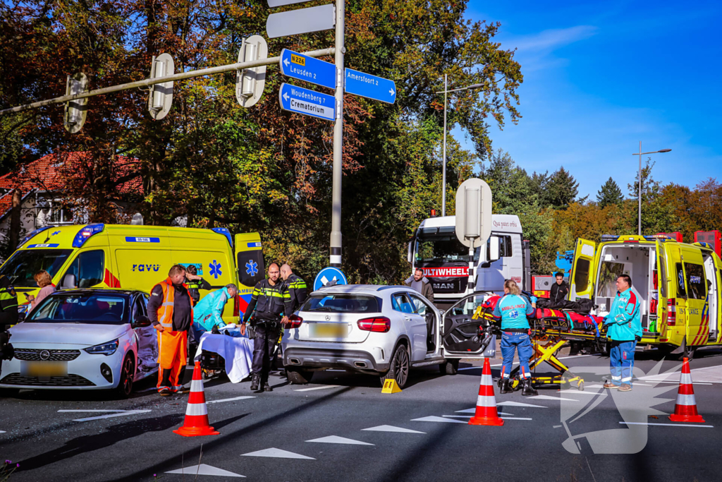 Twee auto's botsen op kruispunt