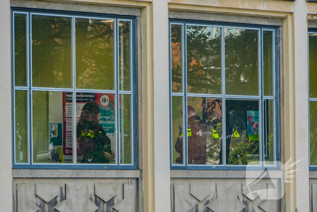 Politie met kogelwerende vesten in middelbare school