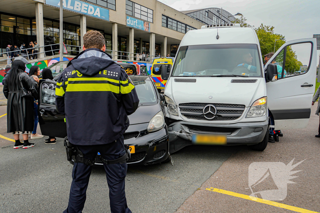 Man naar ziekenhuis na verkeersongeval