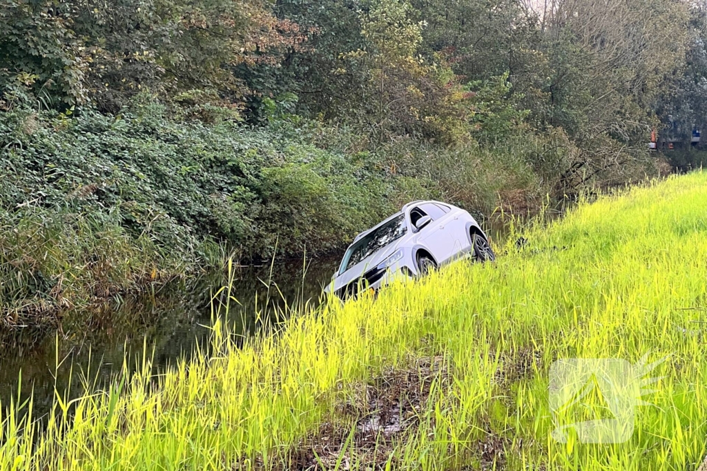 Gewonde nadat auto uit bocht vliegt en in sloot belandt