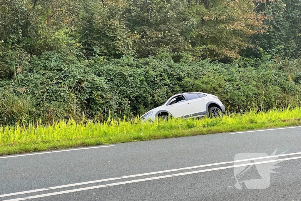 Gewonde nadat auto uit bocht vliegt en in sloot belandt