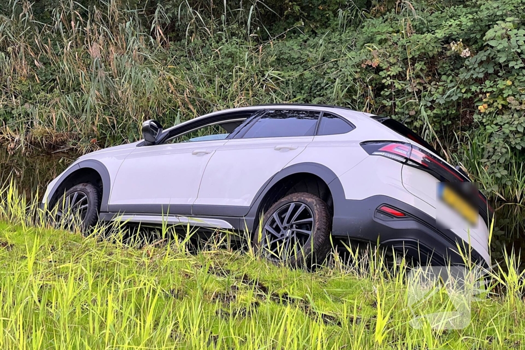 Gewonde nadat auto uit bocht vliegt en in sloot belandt