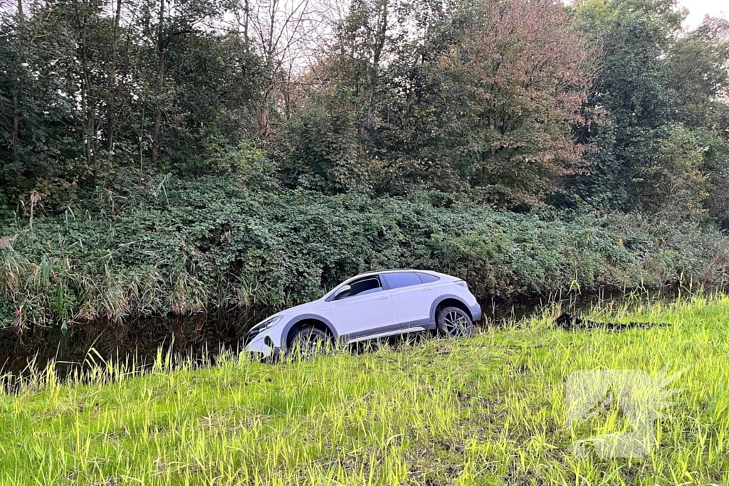 Gewonde nadat auto uit bocht vliegt en in sloot belandt