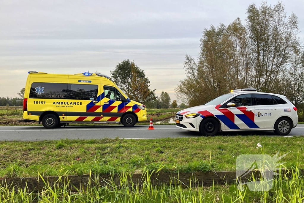 Gewonde nadat auto uit bocht vliegt en in sloot belandt