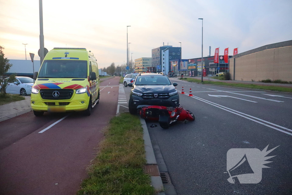 Brommerrijder geschept door afslaande automobilist