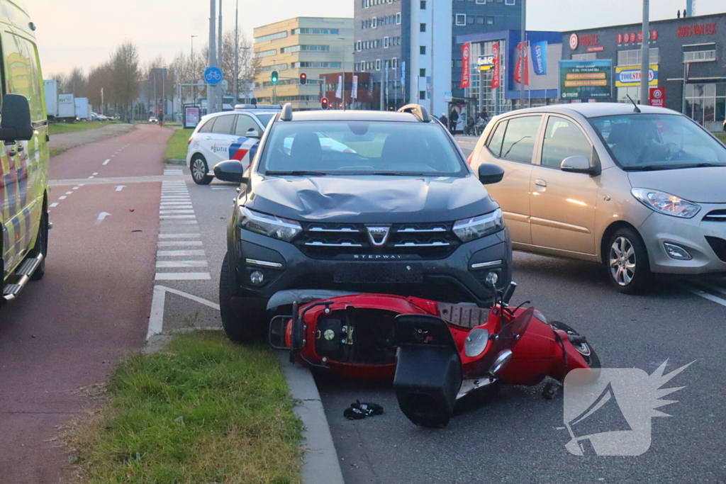 Brommerrijder geschept door afslaande automobilist