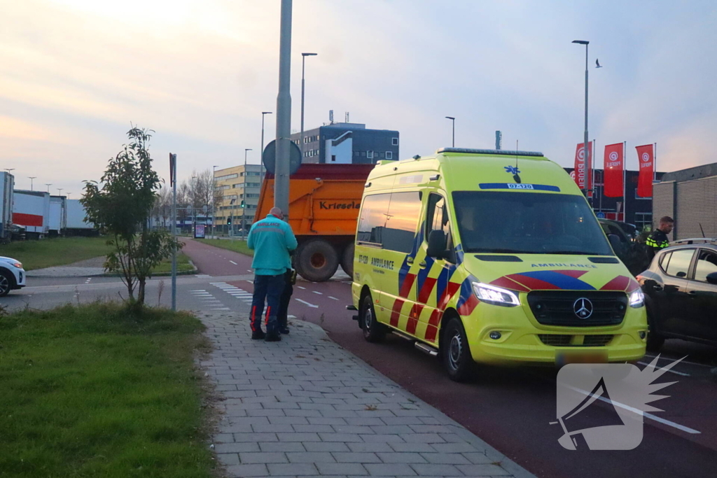 Brommerrijder geschept door afslaande automobilist