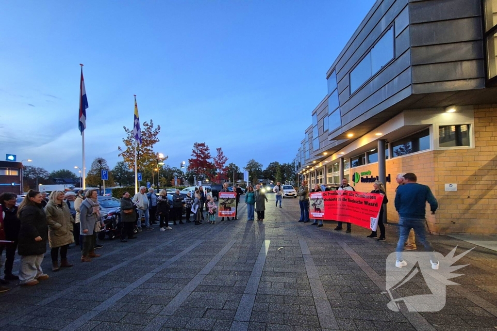 Protest bij gemeentehuis tegen afschieten damherten