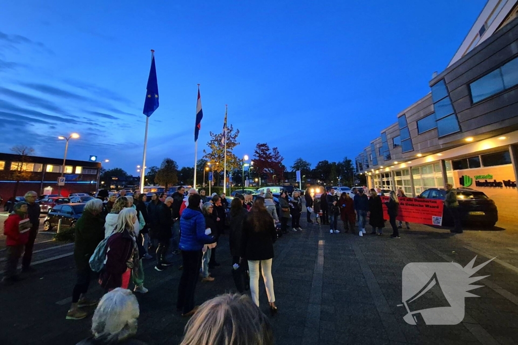 Protest bij gemeentehuis tegen afschieten damherten