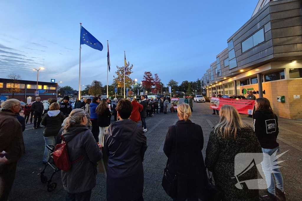 Protest bij gemeentehuis tegen afschieten damherten