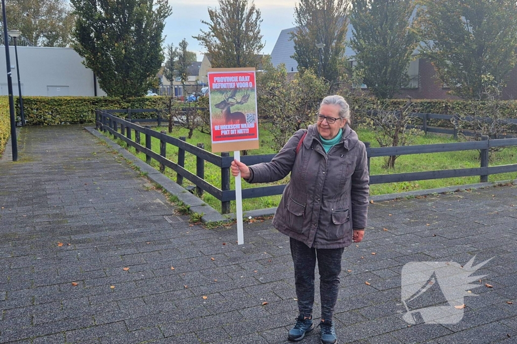 Protest bij gemeentehuis tegen afschieten damherten