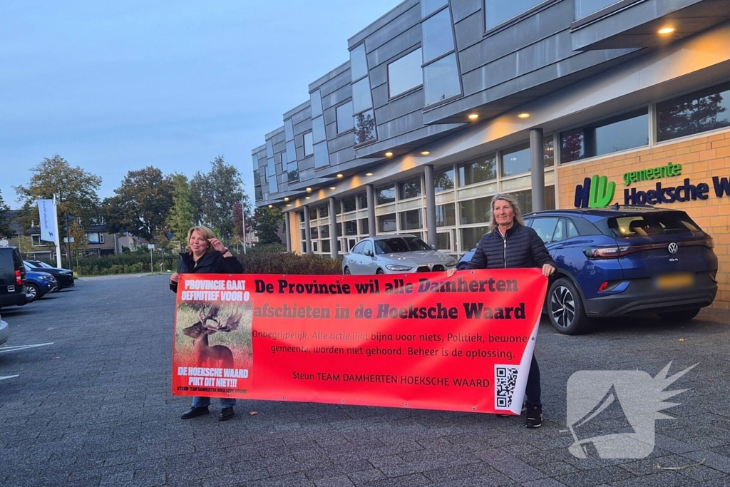 Protest bij gemeentehuis tegen afschieten damherten