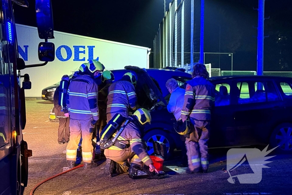 Brandweer grijpt in bij beginnende autobrand