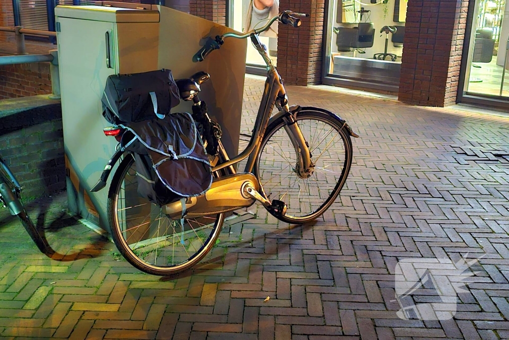 Fietser en automobilist in botsing