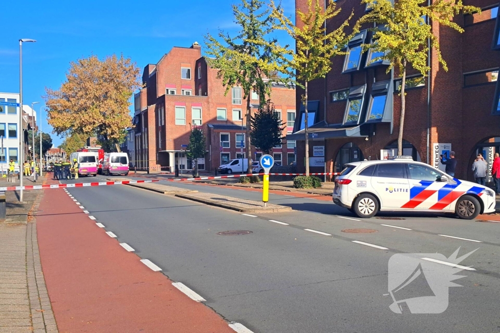 Brandweer doet onderzoek naar gaslucht, straat afgezet