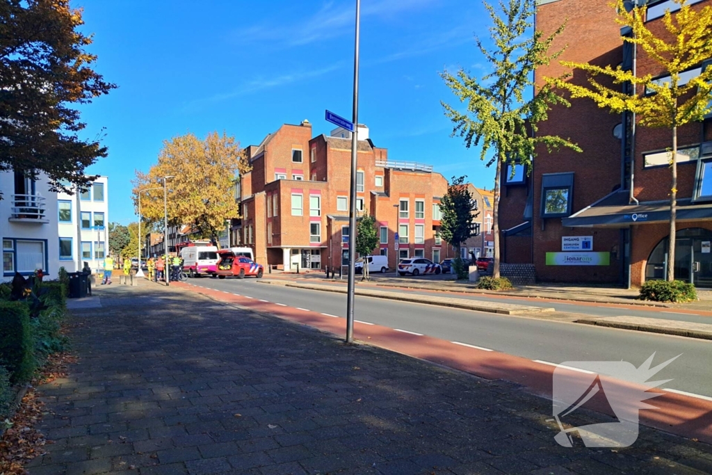 Brandweer doet onderzoek naar gaslucht, straat afgezet