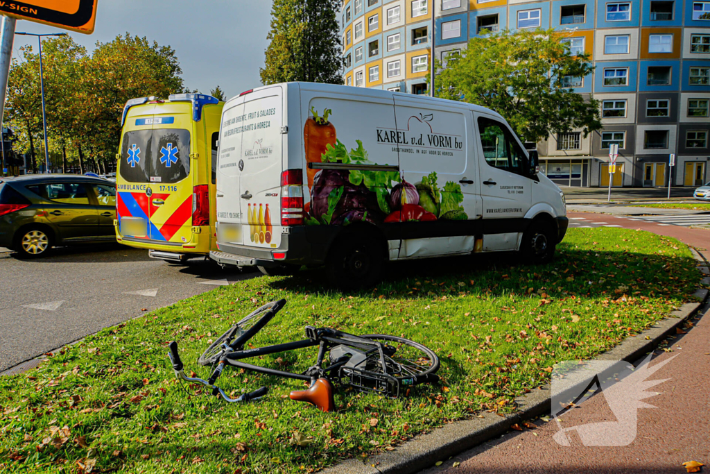 Fietser en bestelbus botsen op rotonde