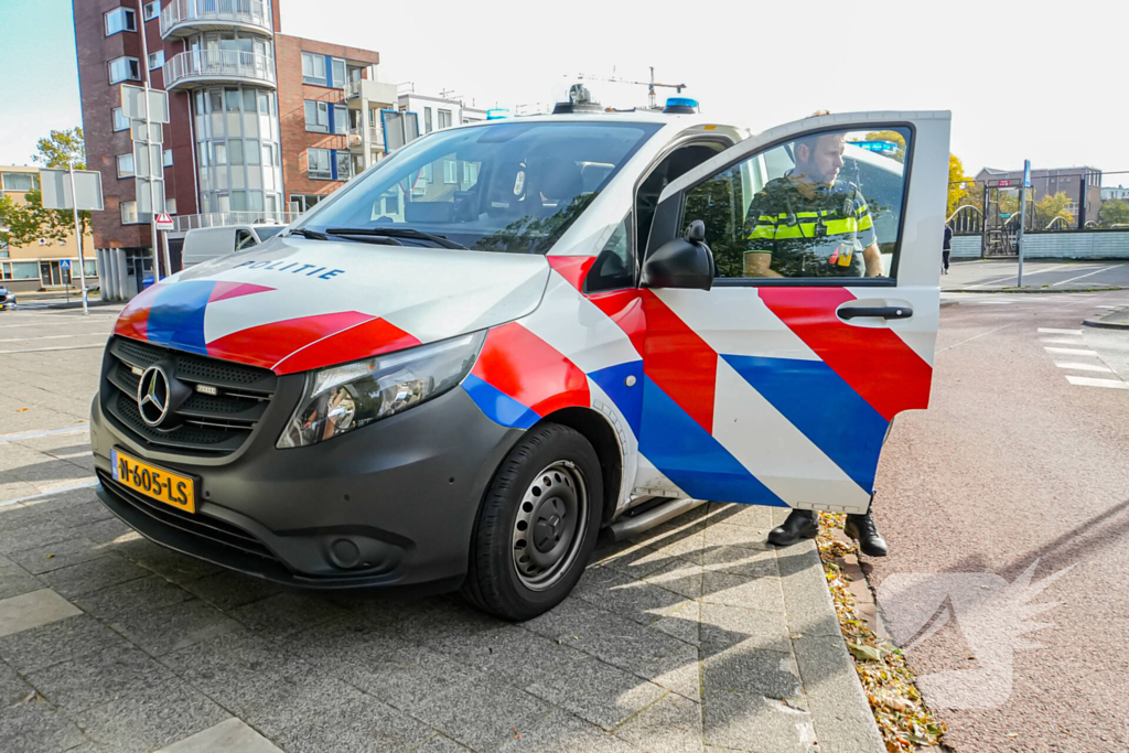 Fietser en bestelbus botsen op rotonde