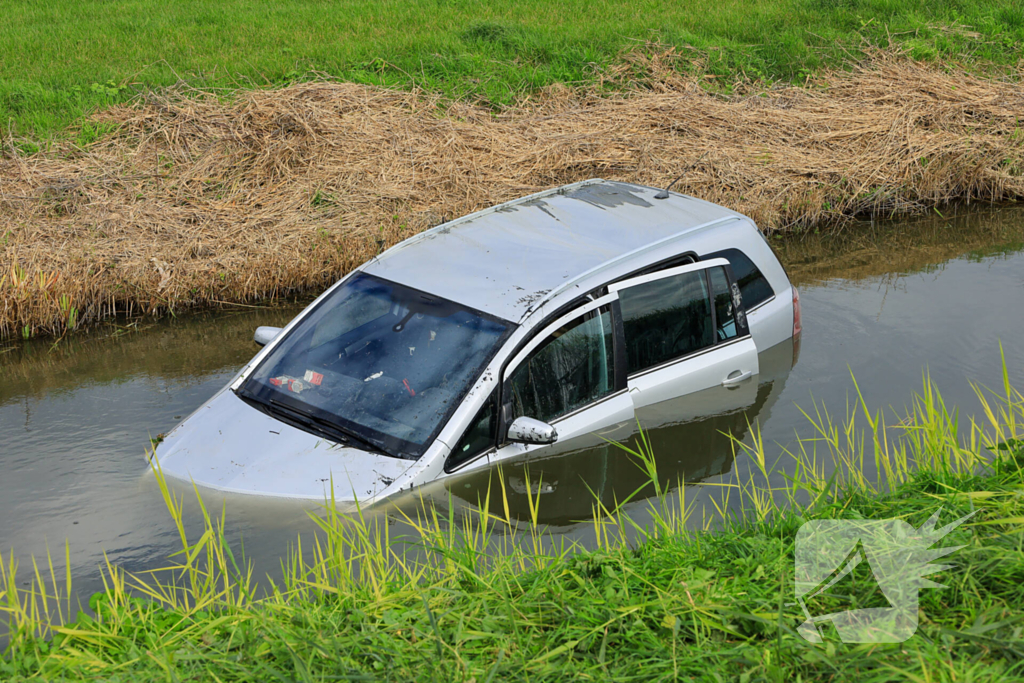 Veel hulpdiensten ingezet voor te water geraakt voertuig