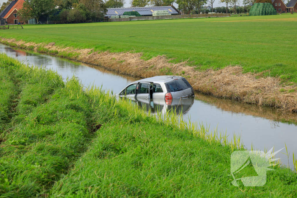 Veel hulpdiensten ingezet voor te water geraakt voertuig