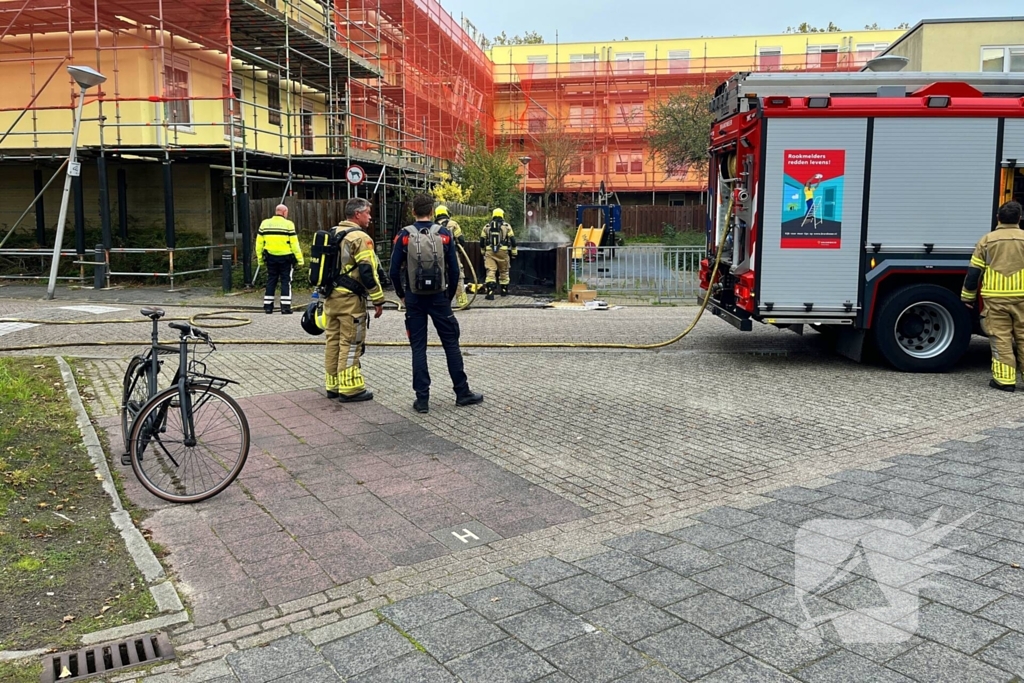 Brandweer blust brandende bank